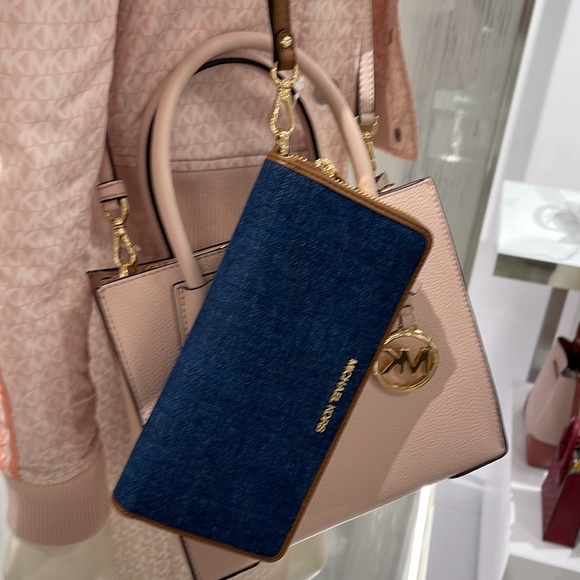 Michael Kors Jet Set Travel Large Travel CONTINENTAL 
Indigo - Picture 14 of 16